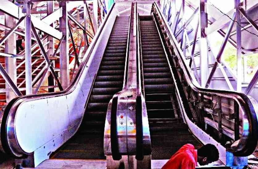 foreigner escalator at railway station रेलवे स्टेशन पर लगेगा विदेशी एस्केलेटर