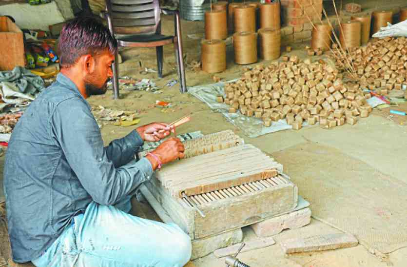 dewali festival दीपावली को बचे सात दिन, 93 ही लाइसेंस जारी