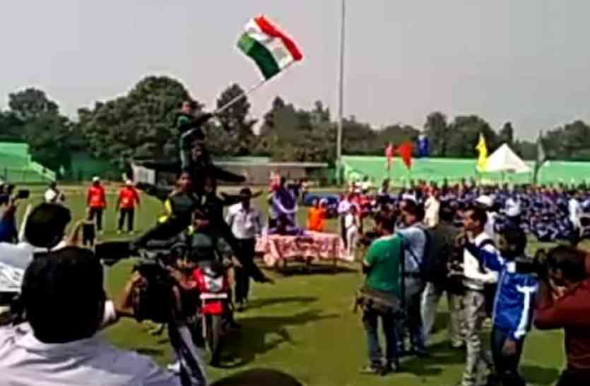 meerut news डिप्टी सीएम दिनेश शर्मा ने बच्चियों के हैरतअंगेज करतब देखकर दिए ये बयान