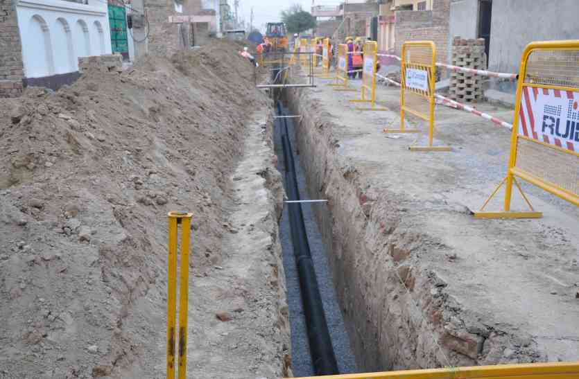 sewerage work Video : दीपोत्सव सिर पर सीवरेज कंपनी खोद रही सड़कें
