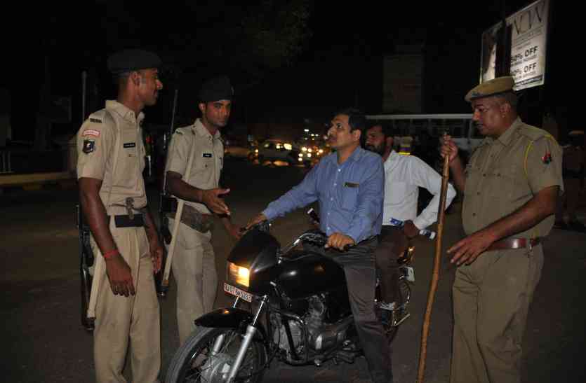 police checking Video : नाकेबंदी में हो रही वाहनों की सघन जांच
