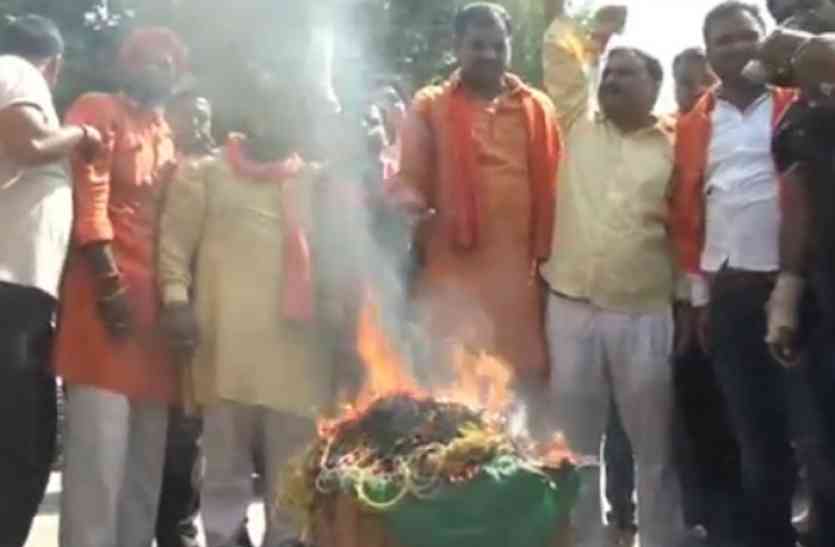 gonda हिन्दू युवा वाहिनी के कार्यकर्ताओं ने चाइनीज सामान का किया बहिष्कार, कहा- दीवाली पर नहीं जलाएंगे पटाखा
