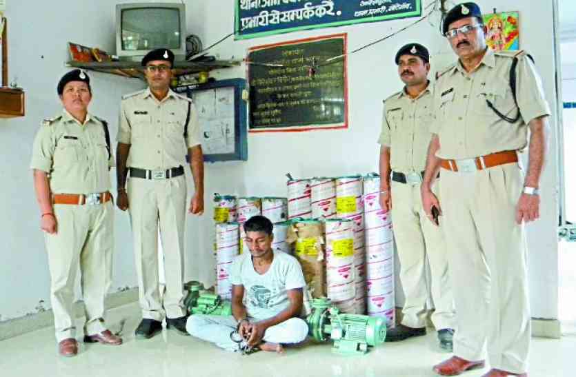 Youth arrested for stealing from warehouse in CCTV,cctv footage,CCTV cameras,shocking cctv footage,girl caught on cctv while stealing gold,accident cctv footage,place CCTV camera,CCTV cameras will transport office,cctv in changing room,CCTV cameras in girl collage for protection,cctv camra,CCTV In high Court,cctv in shop,crime,Crime Investigation, CCTV कैमरे में कैद हुआ चोर, एक ही दुकान से गायब कर दिए 12 सबमर्सिबल पंप और मोटरसाइकिल, देखिए वीडियो