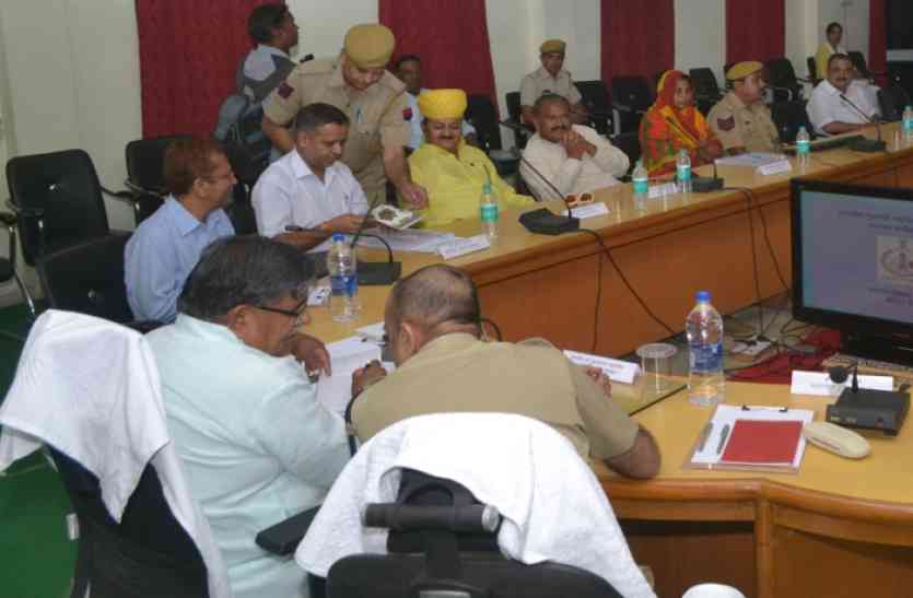 Crime Review meeting kota, Home Minister Gulabchand Kataria, Home Minister Rajasthan, Home Minister Crime Review meeting, MLA Bhawani Singh Rajawat, kota police, rajasthan police, rajasthan patrika, kota patrika, patrika news, kota news पुलिस के साथ खड़े हुए गृह मंत्री कटारिया तो ऐसे भागे कोटा के जनप्रतिनिधि