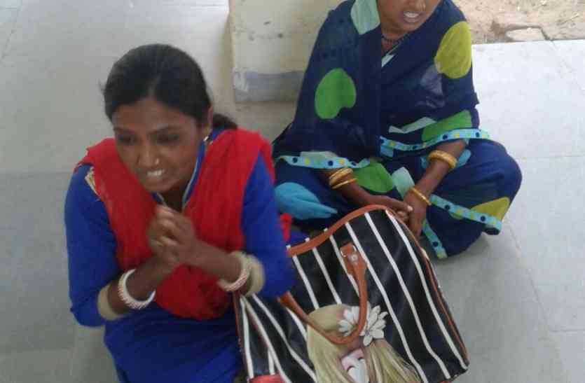 lady chain snatcher group try to snatch chain from other lady ये महिलाएं बनी अकेली महिला की दुश्मन, मौका पाकर किया उसके साथ ऐसा काम