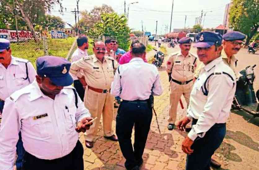 indore police दो टीआई के सामने महिला ने जड़ दी सिपाही को चप्पल