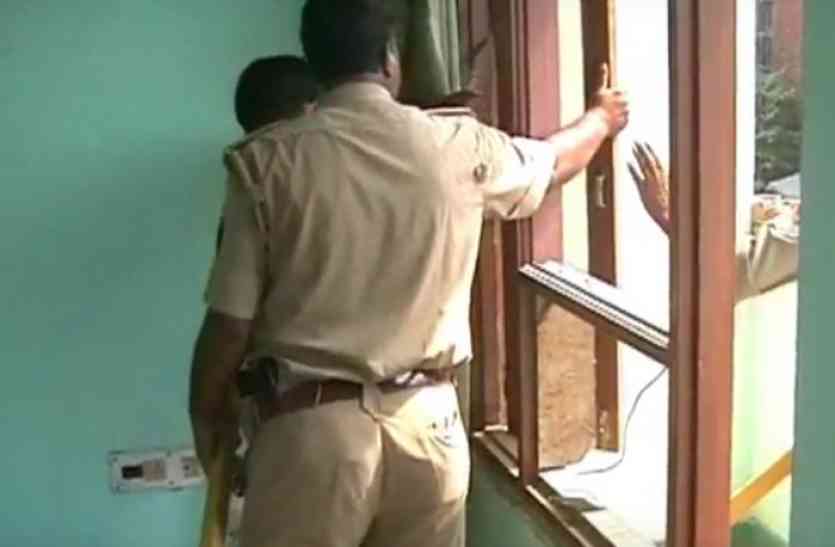 Mahtab Alam पूर्व सपा जिलाध्यक्ष महताब आलम के घर की पुलिस ने की कुर्की, देखने वालों की लगी भीड़