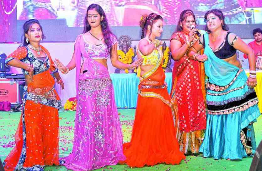 Bhojpuri Nights In Kota Dussehra, Kota Dussehra Fair, Kota Dussehra Fair, Kota Imperial Dussehra Fair, Dussehra in Kota, Rajasthan Patrika, Kota Patrika, 124th Dussehra Fair in Kota, Patrika News, Kota News, of kota Dussehra Fair, Kota royal Dussehra, Cultural Journey of Kota Dussehra दशहरा मेले में सजी भोजपुरी नाइट... थनिया भूलावेली कोटा दशहरा मेला मं पर जमकर लगे ठुमके