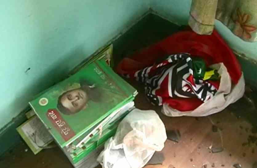 Samajwadi Party leader कोर्ट के एक्शन के बाद हकरत में दिखी पुलिस, फरार चल रहे सपा नेता के घर की हुई कुर्की
