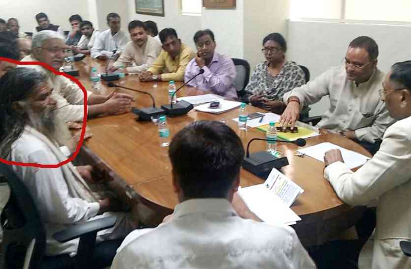 patrika मानव अधिकार आयोग पहुंचा पीडि़त किसान