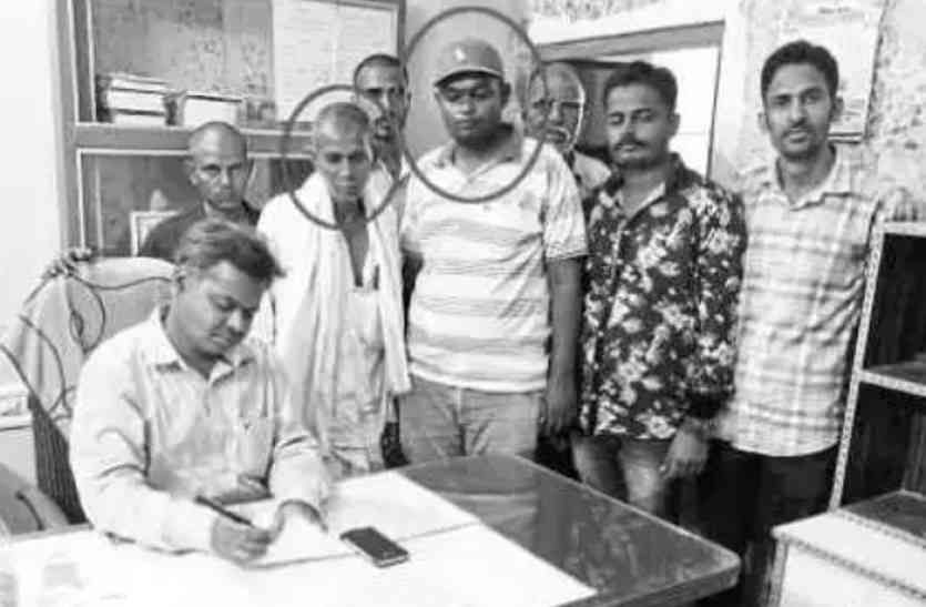 patwari arrested घूसखोर पटवारी को पकड़वाने के लिए डेढ़ महीने मजदूरी कर जुटाई राशि