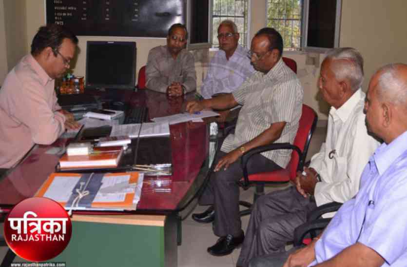 Banswara, Elders, wants, start, landline, basic, phone बांसवाड़ा : 4जी के जमाने में ‘लैंडलाइन’ को बचाने की जद्दोजहद में जुटे बुजुर्ग