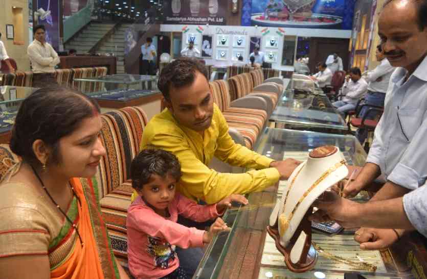 Decorating market on Pushy Nakshatra पुष्य नक्षत्र में गुलजार हुआ बाजार, इन शॉपों में है विशेष ऑफर
