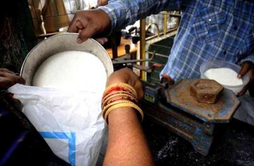 scam in ration distribution नौकरी-पेशा वालों को भी बना डाला गरीब के राशन का पात्र