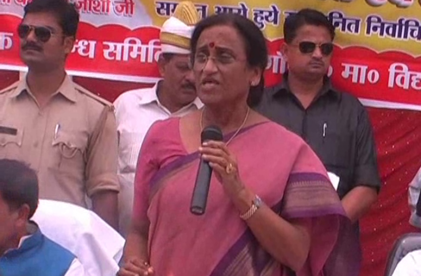up cabinet minister reeta bahuguna joshi अमेठी का विकास नहीं कर पाये, प्रदेश के विकास की बात बेमानी- रीता जोशी