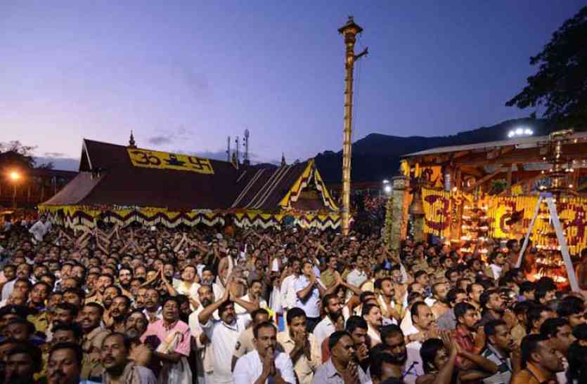Sabarimala temple प्रसिद्ध सबरीमाला मंदिर में महिलाओं के प्रवेश केस पर अब सुप्रीम कोर्ट की संविधान बेंच करेगी फैसला