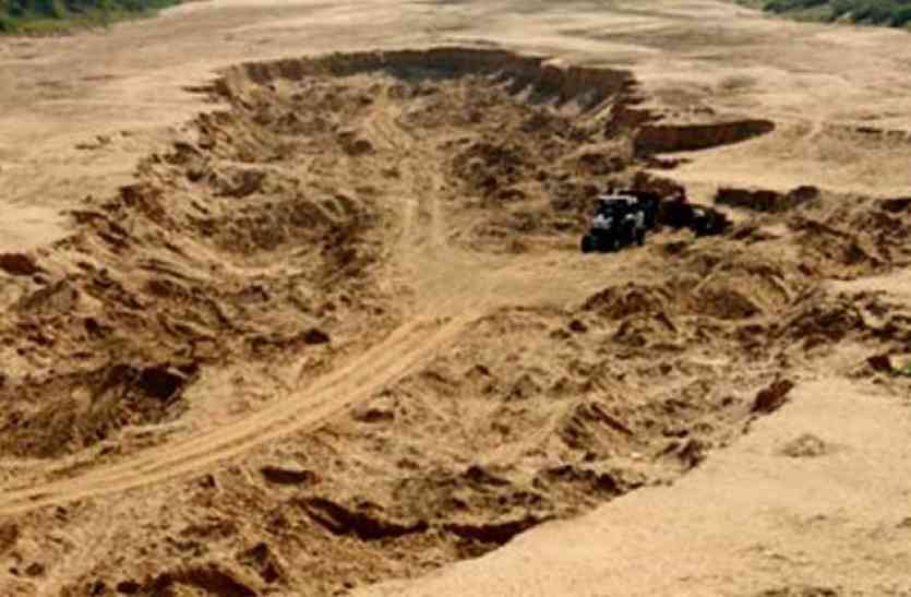 Narmada Sand Mafia hollowing the river ...ताकि धुल सके दाग - गोविंद ठाकरे