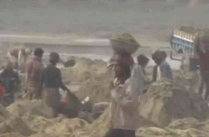 Sand Mining राप्ती नदी सहित आधा दर्जन से अधिक पहाड़ी नाले में बेरोकटोक जारी है अवैध बालू खनन