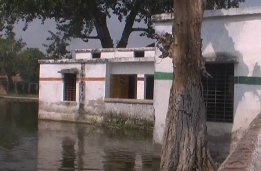 highly badly condition of primary schools डिप्टी सीएम केशव मौर्या के घर के सामने का परिषदीय विद्यालय तालाब बन गया है