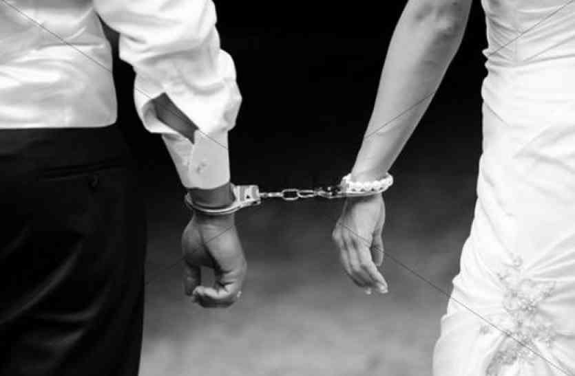 These people have reached the jail place of the marriage,These people have reached the jail place of the marriage,Stuck in a sudden check between Jabalpur-Itarsi, who were caught without tickets, in Mumbai-Howrah Mail.,Mumbai-Howrah Mail,Stuck in a sudden check between Jabalpur-Itarsi train rute,, who were caught without rail tickets,marriage,These people have reached the jail place of the marriage,Stuck in a sudden check between Jabalpur-Itarsi, in Mumbai-Howrah Mail,Indian Railway Ministry,Ind ये लोग बारात की जगह पहुंच गए हवालात, सच्चाई सामने आयीं तो सभी रह गए हैरान