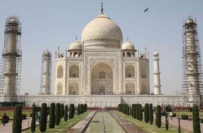 Tajmahal मिट्टी से चमकाया जा रहा ताजमहल