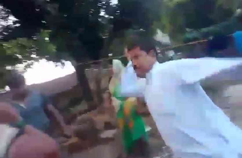 Dabang slapped a woman दबंग ने घर पर चढ़ महिला को जड़ा थप्पड़, वीडियो वायरल