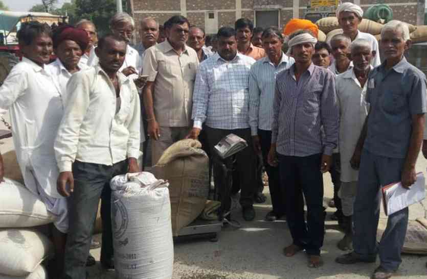 समर्थन मूल्य पर दलहन की खरीद video: दलहन की खरीद में देरी होने पर किसानों ने किया हंगामा