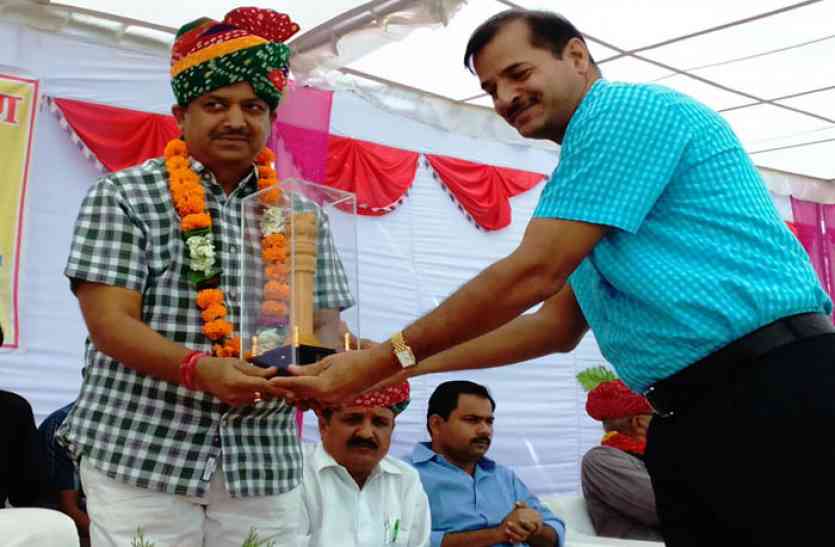 स्मृति चिन्ह देकर सम्मान video: खेल शरीर के लिए जरूरी, स्पोर्ट पोर्टल से उजागर होंगी प्रतिभाएं-मेहता