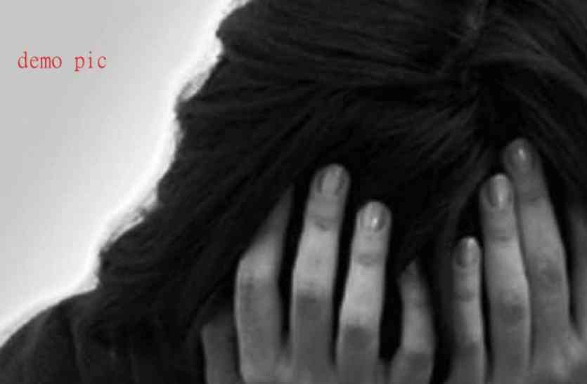 trainee girls सरकारी नाट्यशाला में प्रशिक्षु लड़कियों को कुप्रस्ताव