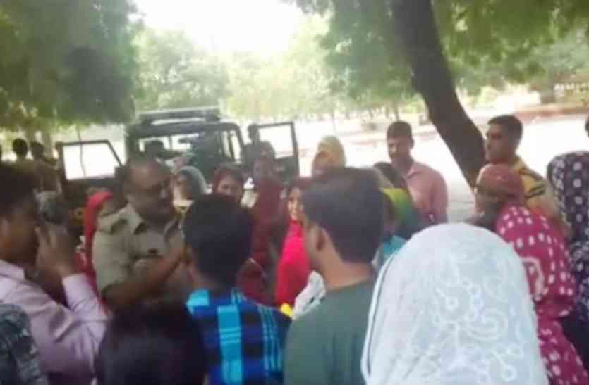 Parents protest outside private school against fee hike निजी स्कूल की मनमानी के खिलाफ फूटा अभिभावकों का गुस्सा, किया हंगामा