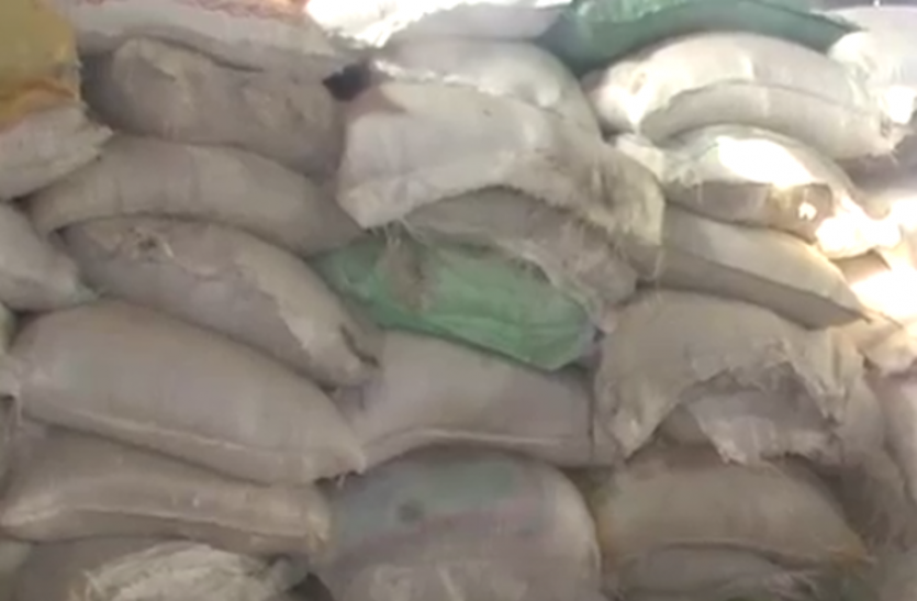 Fake fertilizer factory in Barabanki UP Hindi News बाराबंकी में नकली उर्वरक तैयार करने वाली फैक्ट्री सीज, मौके से आरोपी हुए फरार