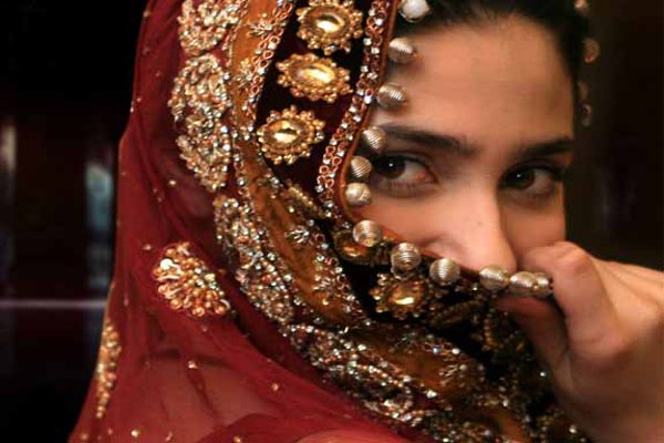 Marriage शादी कराने के नाम पर ठगती है यह महिला, प्रोफेसर बने शिकार