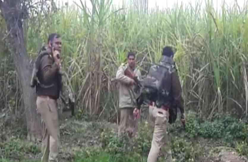 Police Encounter आजमगढ़ में बदमाशों ने पुलिस टीम पर की अंधाधुन फायरिंग, 25 हजार के ईनामी को लगी गोली