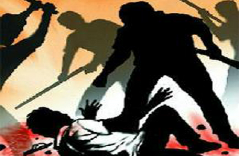 BEATEN यूपी के जौनपुर में बदमाशों ने पहले होमगॉर्ड व बेटे को पीटा फिर की फायरिंग