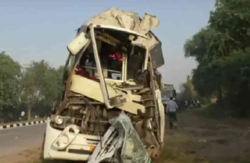 road accident in Kanpur रोडवेज और टूरिस्ट बस में टक्कर, बाल-बाल बचे विदेशी पर्यटक