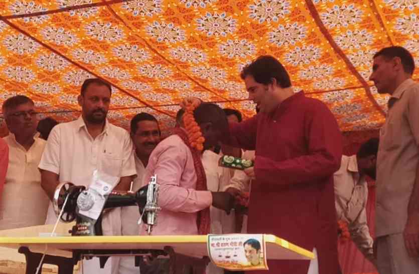 BJP MP Varun Gandhi दिवाली पर सांसद वरुण गांधी ने गरीबों को दिया तोहफा, खिलखिला उठे चेहरे