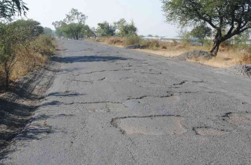 gaurav path अनुबंध शर्तों की अनदेखी बिगाड़ रही पथ का ‘गौरव’, लोहे के चैनल से बनाए जा रहे हैं गौरव पथ