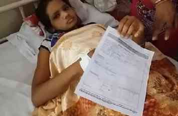 Negligence of Mirzapur District hospital News in hindi जिला अस्पताल की लापरवाही, बीमार छात्राओं को जबरन किया डिस्चार्ज