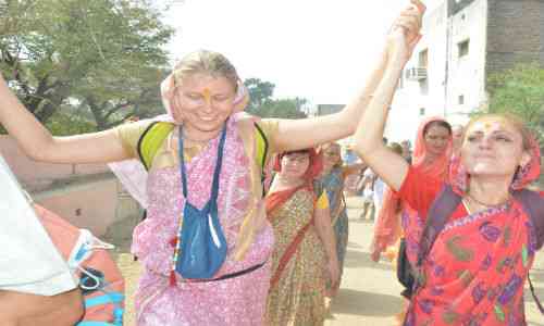Govardhan Puja Un Seen Celebration By Foreigner Mathura News In Hindi -  गोवर्धन में विदेशी श्रद्धालुओं की ऐसी पूजा आपने नहीं देखी होगी | Patrika  News