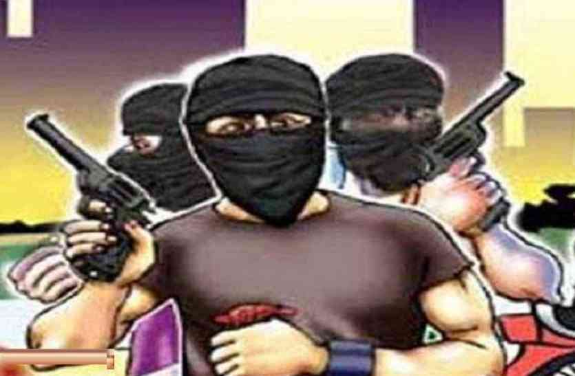 loot in Jaunpur जौनपुर में अधेड़ को मारी गोली, बाइक लूट ले गए बदमाश