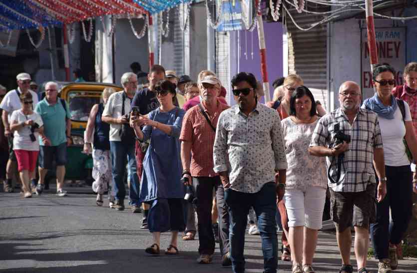 tourists in udaipur DIWALI 2017: दिवाली है, उदयपुर में लाखों पर्यटक आएंगे, सुविधाओं के लिए कमर कस लो
