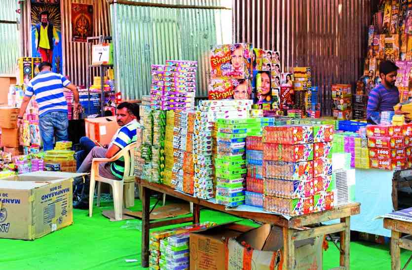 DIWALI 2017: crackers market in udaipur rules and regulations DIWALI 2017: मिले लाइसेंस और भूले नियम, सारे कायदे ताक में रख उदयपुर में यहां लग रही पटाखों की स्टॉल