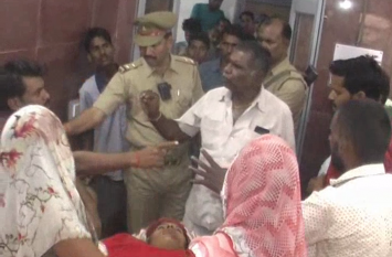 Uproar in Mirzapur District Hospital after women death news in Hindi एंबुलेंस पहुंचने में हुई देरी तो महिला की गई जान, आक्रोशित परिजनों ने किया हंगामा