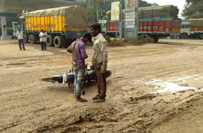 NH- 7 राष्ट्रीय राजमार्ग-7 हुआ जर्जर, जान जोखिम में डालकर सफर करते हैं लोग