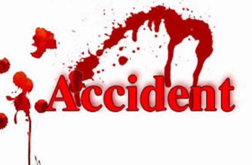 Road Accident पिकअप के धक्के से बाइक सवार समेत चार युवक घायल