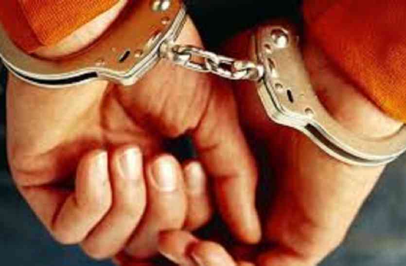Arrested टिकट दलाली में रेलवे कलर्क गिरफ्तार, नेपाली यात्रिायें से करता था वसूली