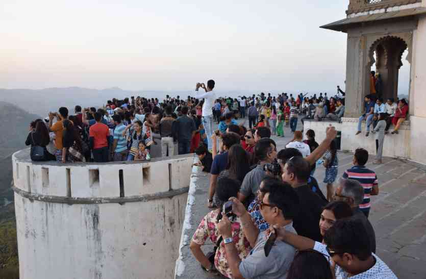 tourist in udaipur उदयपुर में टूरिस्ट बूम: सज्जनगढ़ पर ढाई घंटे जाम, पर्यटकों से मिला इतना राजस्व, देखें वीडियो