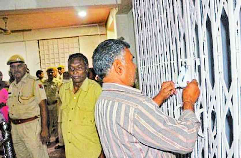 UDAIPUR ghantaghar building seized उदयपुर घंटाघर पर बिल्डिंग में 11 दुकानें इस वजह से की सीज, नोटिस किया चस्पा, माहौल खराब नहीं हो इसलिए निगम ने तडक़े की कार्रवाई