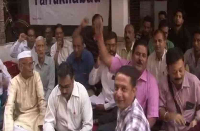 GST जीएसटी के विरोध में वकील, व्यापारी उतरे मैदान में, धरना-प्रदर्शन शुरू