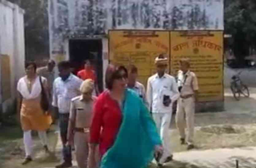 Hardoi DM Shubra Saxena शिक्षकों को सबक सिखाने सीएम योगी की यह डीएम बनी शिक्षिका!